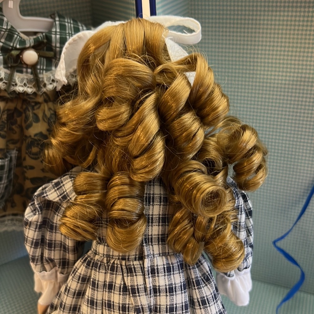 Lasting Impressions 12' Porcelain Doll in Carrying Wardrobe Case Blonde hair LN - Picture 6 of 16
